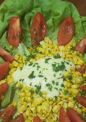 Una foto de Ensalada express de tomate y choclo