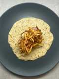 Filetto di maiale in salsa con patatine fritte