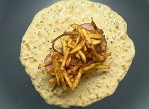 Foto di Filetto di maiale in salsa con patatine fritte