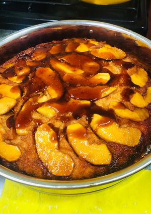 Una foto de Torta invertida de manzanas y canela