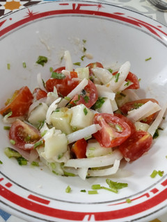 Una foto de Ensalada con salsa de ajo asado