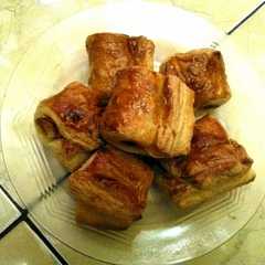 A picture of #Beranibeking puff pastri isi daging ayam.