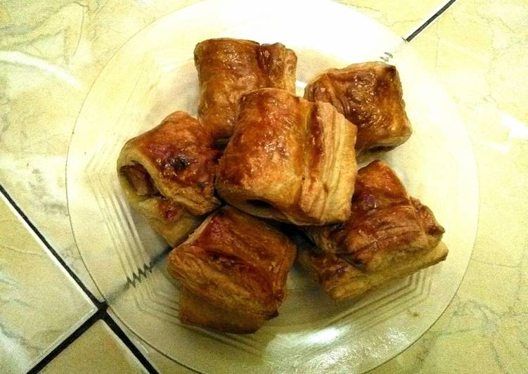 #Beranibeking puff pastri isi daging ayam