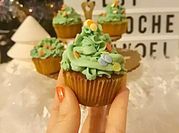Une photo de cupcakes glaçage