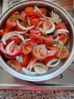 Una foto de Ensalada de tomate estilo mi casa