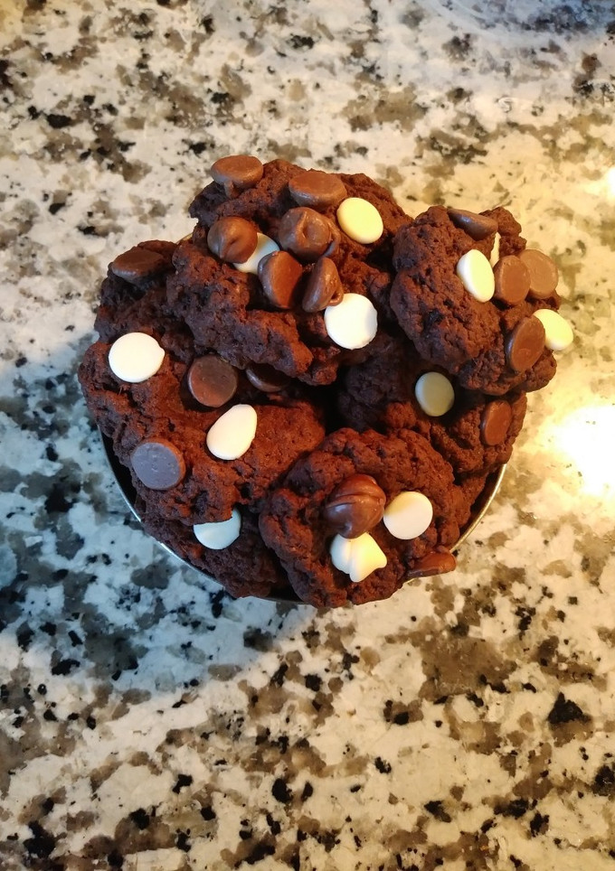 A picture of Bisquick cookie drops.