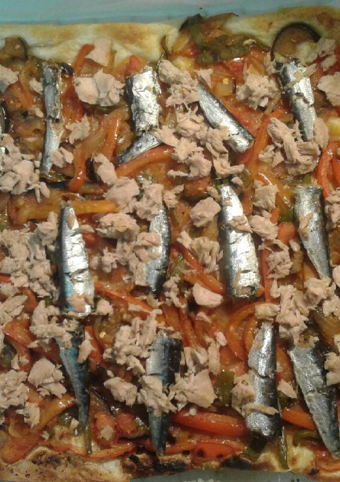Una foto de Hojaldre de verduras, atun y sardinas