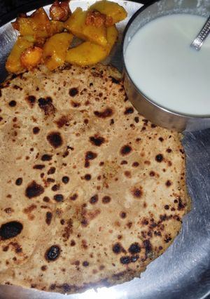 आलू का पराठा (aloo ka paratha recipe in Hindi) रेसिपी मुख्य फोटो