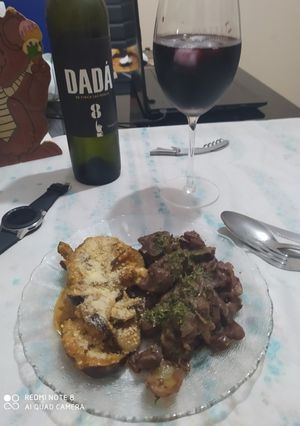 Una foto de Riñoncitos al vino con berenjenas a la crema 🍷
