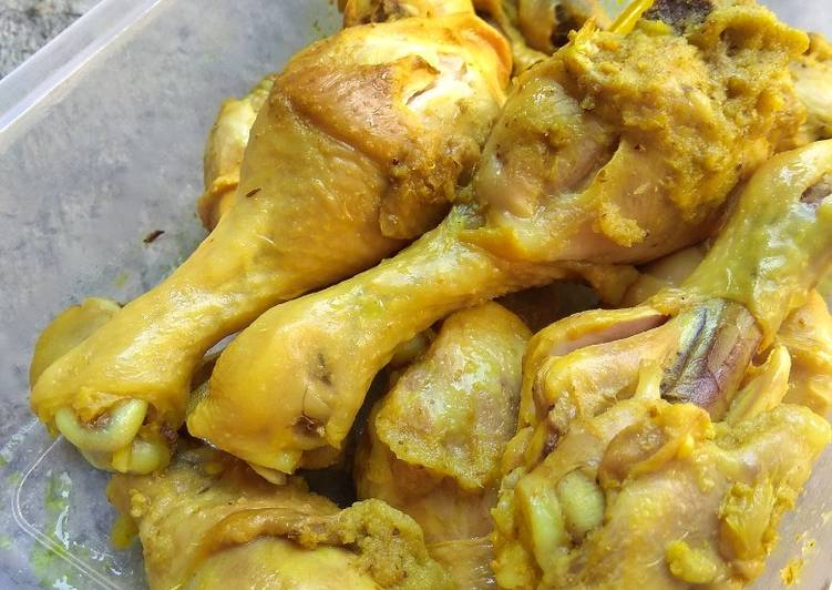 Resep Ayam bumbu ungkep kuning oleh Himeka Kiririn - Cookpad