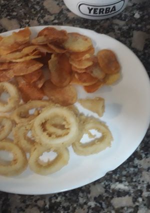 Una foto de Rabas con papas españolas
