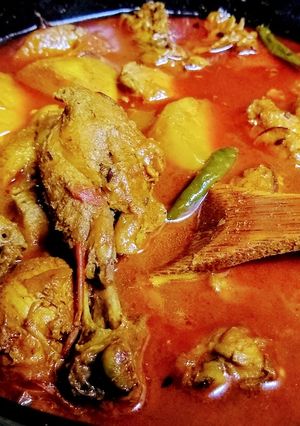 আলু দিয়ে মুরগির মাংসের ঝোল (aloo diye murgir mangsher jhol recipe in Bengali) রেসিপির প্রধান ছবি