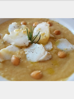 Una foto de Crema de garbanzos y bacalao