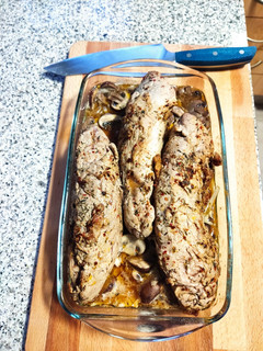 Una foto de Solomillo asado al horno con champiñones