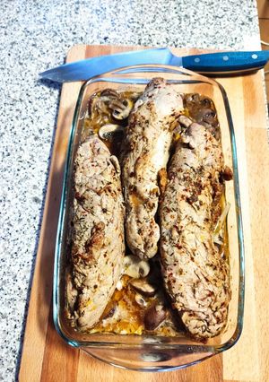 Una foto de Solomillo asado al horno con champiñones