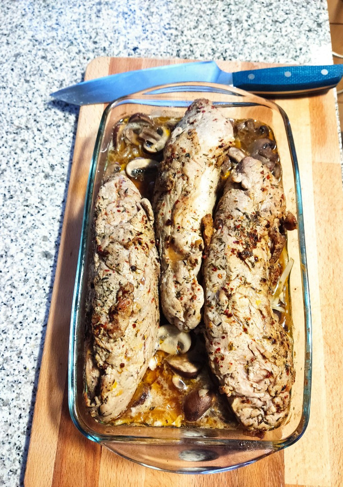Una foto de Solomillo asado al horno con champiñones
