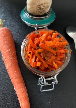 લસણીયા ગાજર (Lasaniya Gajar Recipe In Gujarati) રેસીપી મુખ્ય ફોટો