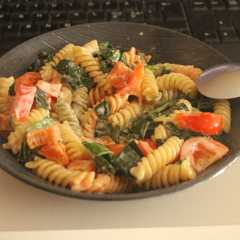 Una foto de Ensalada con pasta que haria hablar a Adorni, digo Adorno