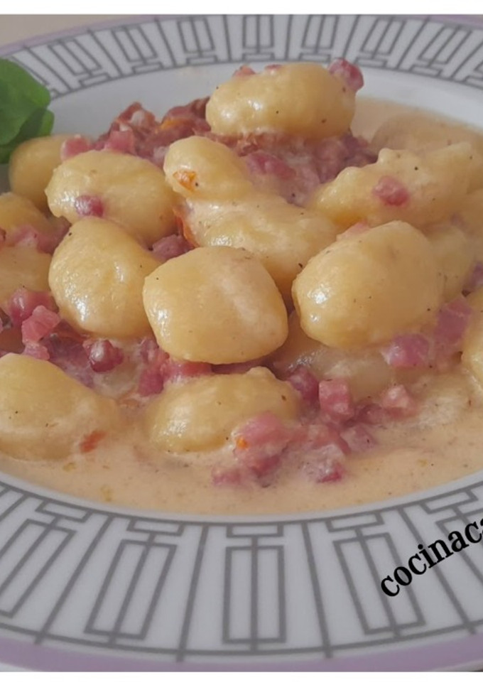 Una foto de Ñoquis en salsa de jamón y tomate seco