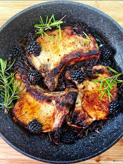 Una foto de Chuletas de cerdo en salsa gastrique de moras