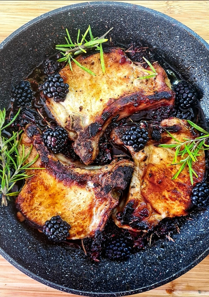 Una foto de Chuletas de cerdo en salsa gastrique de moras