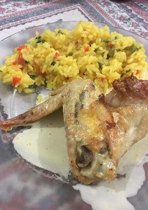 Una foto de Alitas con crema arroz con azafrán