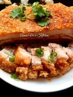 Hình của món Heo quay giòn bì.