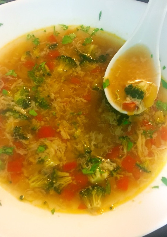 Una foto de Sopa agridulce de pescado y hortalizas