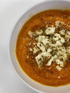 Una foto de Crema de zanahorias y calabaza asadas con queso Havarti 🥕🧀
