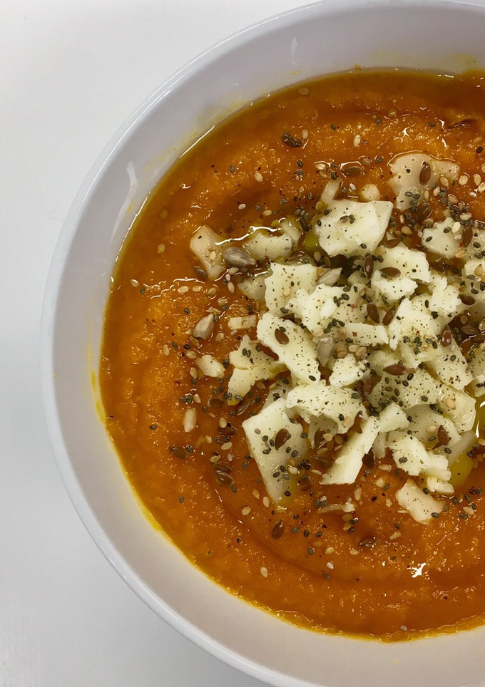 Una foto de Crema de zanahorias y calabaza asadas con queso Havarti 🥕🧀