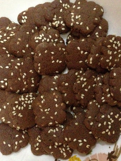 Foto resep Cookies Coklat Wijen (Kue Coklat bumbu rempah-rempah/ Spekoek)