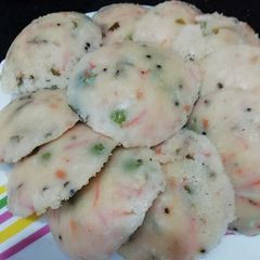 A picture of Rava mix veg idli.