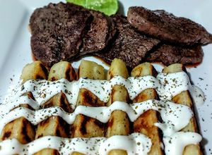 Una foto de STEAK🥩PIMIENTA Sin Salsa...!😋