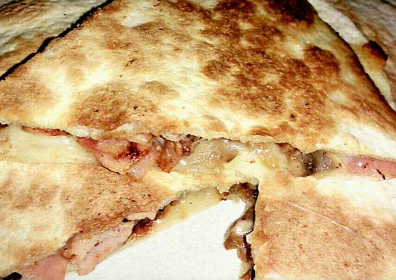 Sincronizada de bacon y champiñones