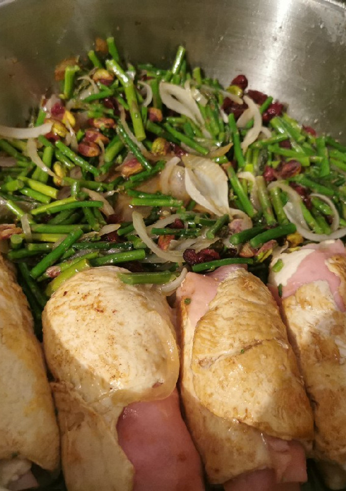 Una foto de Pechugas rellenas en salsa de chipotle y espárragos