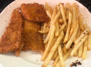 Una foto de Pescado y papas (Fish & Chips) con el toque Sonorense