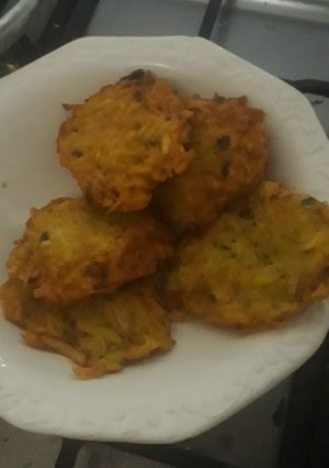 Una foto de Latkes de papa (tortillas de papa rallada)