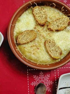 Una foto de Sopa de cebolla gratinada