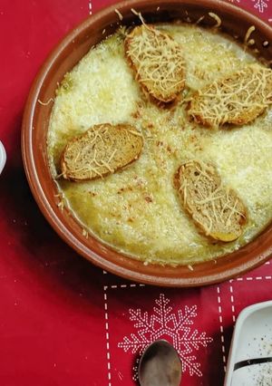 Una foto de Sopa de cebolla gratinada