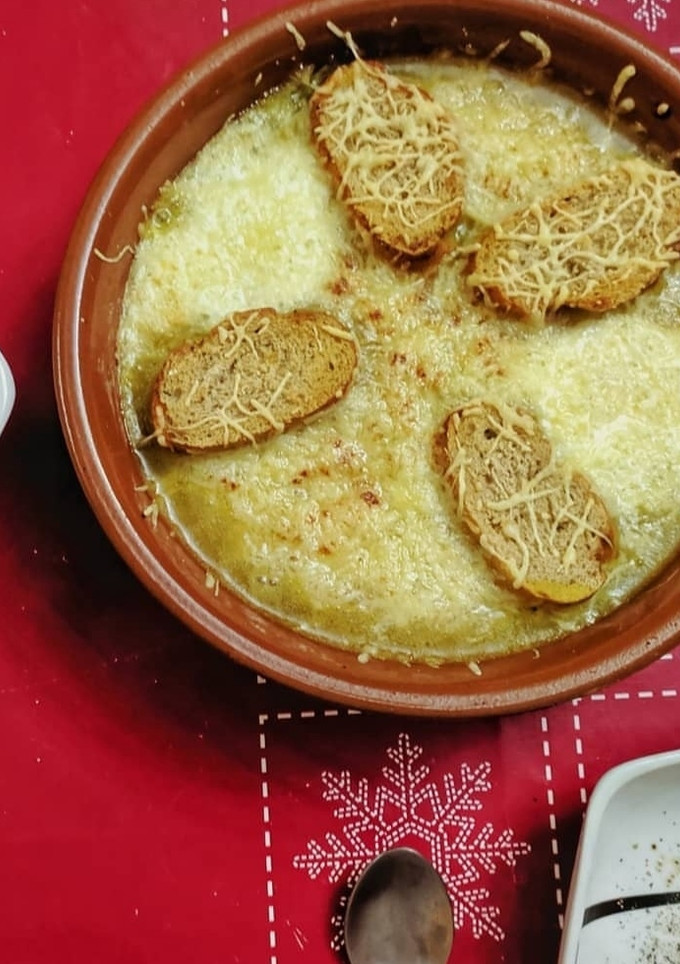 Una foto de Sopa de cebolla gratinada