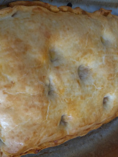 Una foto de Empanada de atún, con huevo, verduras y aceitunas