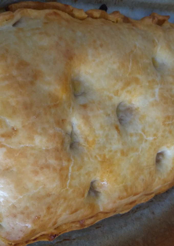 Una foto de Empanada de atún, con huevo, verduras y aceitunas