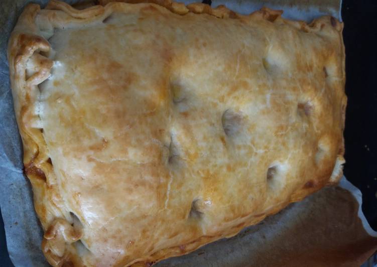 Empanada de atún, con huevo, verduras y aceitunas