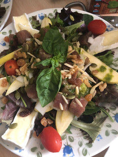Una foto de 294. Ensalada de atún y frutas con queso brie (entrante ensalada)