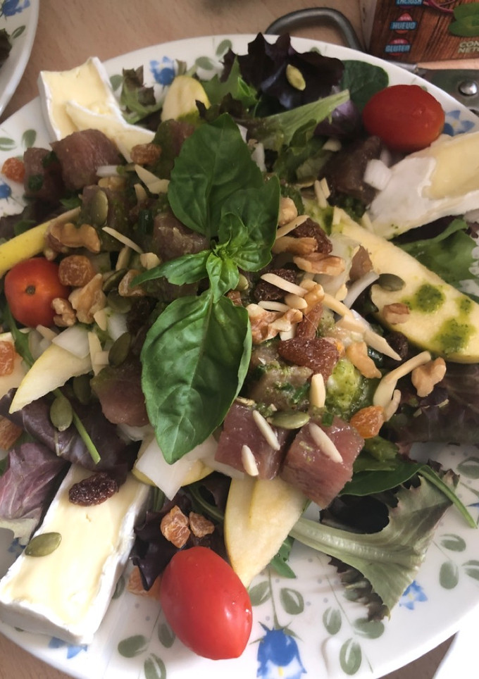 Una foto de 294. Ensalada de atún y frutas con queso brie (entrante ensalada)
