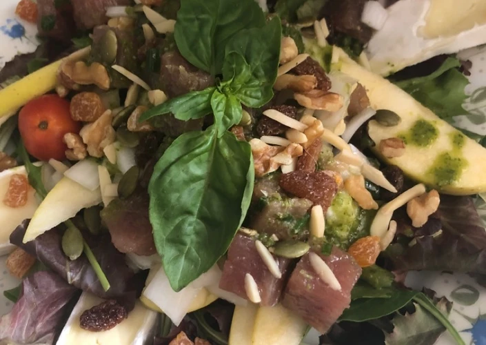 Receta 294. Ensalada de atún y frutas con queso brie (entrante ensalada)