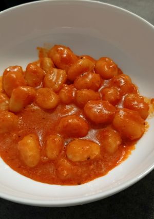 Una foto de Gnocchis con Sobrasada picante, miel, limón y jengibre