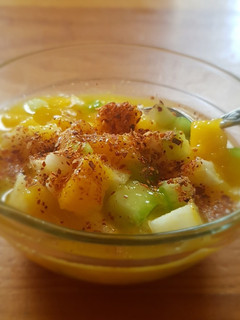 Una foto de Pico de gallo de mango, pepino y jícama