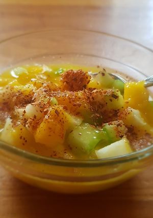 Una foto de Pico de gallo de mango, pepino y jícama
