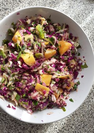 Una foto de Ensalada con mango 😁😁